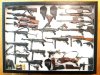 Große 1:6 Waffen-Sammlervitrine WWII – MP40, FG42, Pistolen & Zubehör – ca. 20 Modelle