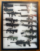 Große 1:6 Waffen-Sammlervitrine – FAMAS, Steyr AUG, FN P90, SIG, Minimi u.a. – ca. 15 Modelle