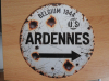 Blechschild zur Erinnerung an die Ardennenoffensive