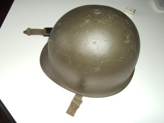 Älterer Bundeswehr Stahlhelm mit Innenfutter. Maße: Breite 22,5 cm x Länge 27 cm x Höhe 16 cm.
