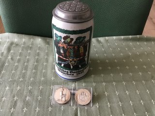 1 Bierkrug-Bundesschießen Feuerstutzen 1927 und 2 Silbermedallien Bundesschießen 1927 München