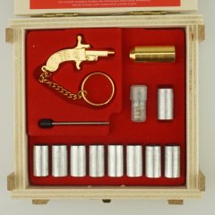 NEU 24 Kt. Gold Vergoldet Berloque Pistole in Holzetui wie xythos 2 mm. Pinfire Gun Knallkapseln