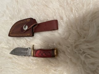 Kleineres Damastmesser rötlicher Griff
