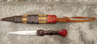 Alter afrikanischer Armdolch / Ethnografisches Messer mit Lederscheide & Flechtwerk