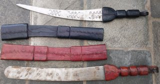2x Antike / Ethnographische Afrikanische Kurzschwerter – Handarbeit, Punzierte Klingen Sammlerstücke