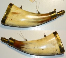 Original Pulverhorn, flach, Messingbesatz