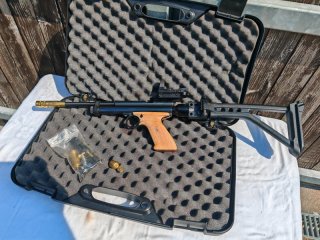 Crosman 2240 CUSTOM Carbine 5,5mm CO2 | Längerer Lauf | Holz-Sportgriffe | Klappschaft & Koffer
