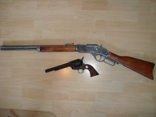 Winchester Mod. 1873 und Colt Revolver Deko