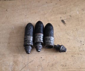 Drei 3,7 cm Panzer Granaten mit Zünder (Bombe Bodenfund Granate Zünder)