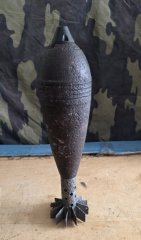 Deutsche 8 cm Werfer Granate mit rest original Farbe und Deko Zünder (Bombe Bodenfund Granate Zünder
