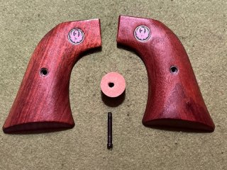 HOLZGRIFFE SA REVOLVER RUGER SUPER BLACKHAWK?