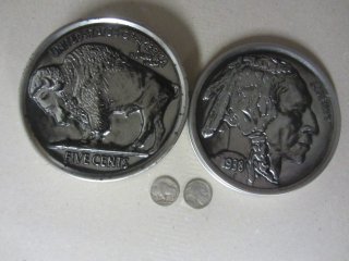 Blechdose und Münze 5 Cents Buffalo Nickel Indian Head USA