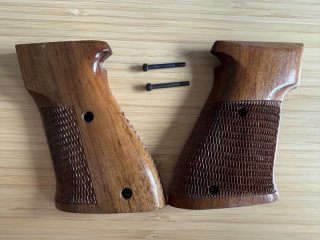 Hämmerli 212 Holzgriffschalen für .22 Pistole – Neuzustand – Matching Numbers – original Schrauben