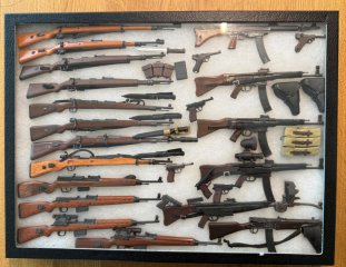 Große 1:6 Miniatur-Waffensammlung WWII – ca. 25 Modelle – K98, StG44, K43, P08, P38 – Präsentationsb