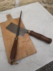 Uraltes Schlachterbeil, Wetzstahl und Schlachteplatte