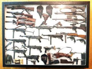 Große 1:6 Waffen-Sammlervitrine WWII – MP40, FG42, Pistolen & Zubehör – ca. 20 Modelle