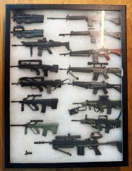 Große 1:6 Waffen-Sammlervitrine – FAMAS, Steyr AUG, FN P90, SIG, Minimi u.a. – ca. 15 Modelle