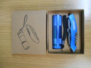 Taschenlampe und Messer