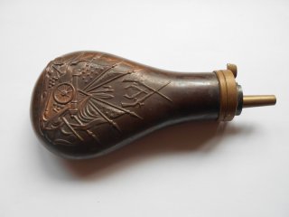 Pulverflasche Vorderlader Kupfer /Messing mit Dekor Kanone etc.