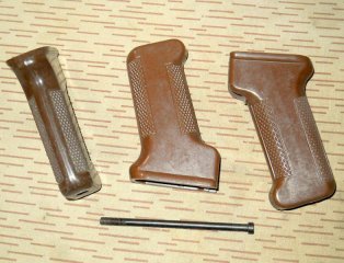 === 3x Griff + 1x Schraube zu Kalaschnikow AK47 AKM AK74 – orig. aus DDR/NVA-Bestand ===