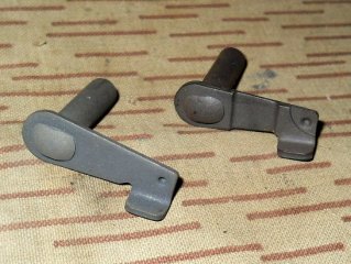=== 2versch. orig. Verriegelungshebel (unben.) von Gasrohr an Kalaschnikow AK-Mod. (AK47 AKM usw.) =