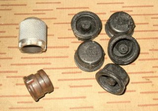 === Platzpatronengerät, Mündungsmutter u. 5 Schutzkappen zu DDR/NVA Kalaschnikow AK47/AKM ===