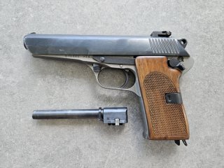 Halbautomatische Pistole CZ 52 im Kaliber 7,62 mm Tokarev mit Austauschlauf im Kaliber 9 mm Luger