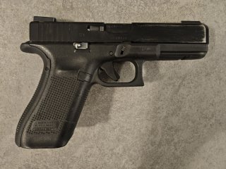 Halbautomatische Pistole Glock 17 Gen5 im Kaliber 9 mm Luger mit Glock Performance Trigger