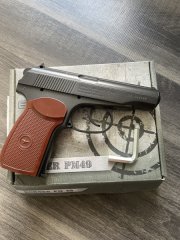 Makarov PM 49 - CO2 in OVP mit BB´s und CO2 Kartuschen sowie Kugelfang
