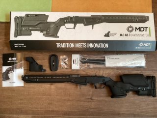 MDT Chassis JAE-G5 für Remington 700 Short Action – rechts – schwarz + Zubehör