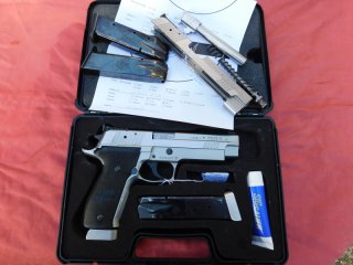 Sig Sauer X-Five, 1. Gen. Kal. 40 S&W mit Wechselsystem Kal. 9mm Luger jeweils 2 Magazine, top Waffe