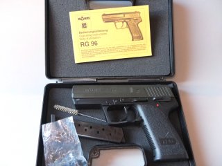 Röhm RG 96 Pistole – 9 mm P.A.K. mit 2 Magazinen
