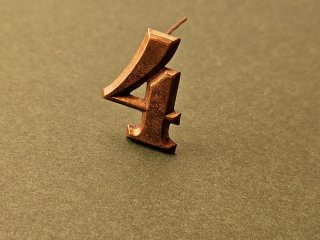 Zahl Vier zu Schweizer Armee Tschako M1888 goldfarbig