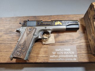 Colt Modell 1911 Kaliber .45 Auto Graviert Holzgriffschalen Pistole