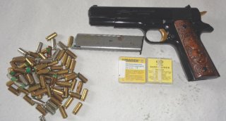 IWG Mod.Governement, Kaliber 9mm P.A.K. schwarz brüniert, Griffschalen mit Figuren, Abzug und Hahn g