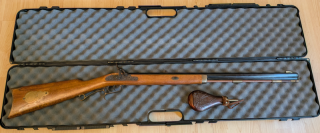 Vorderladergewehr Dikar Hawken .45 Cal. inkl. Pulverflasche & Waffenkoffer