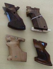 Konvolut Griffe 1x 208, 1x Rohling (Benelli?), 1x High Standard, 1x unbekannt & bearbeitet