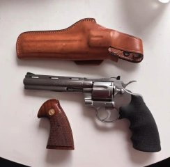 Colt Python 6 Zoll mit Holster und Holzgriffschalen