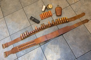 KONVOLUT AUS GURTEN, DEKOMUNITION UND ANDEREN ARTIKELN FÜRS WESTERNHOBBY