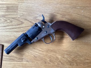 Kurzer Six - Schooter mit Holster