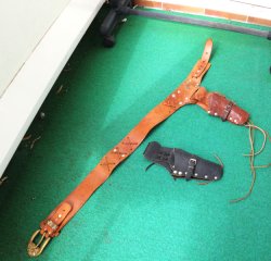 Verkaufe zwei Holster (sehr Alt)