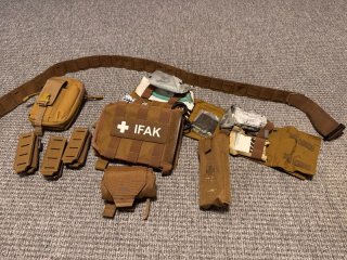 Range Belt Coyote – komplett ausgestattet mit IFAK, Tasmanian Tiger & Magazintaschen Ich biete hier