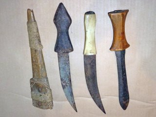 Konvolut Dolch Krummdolch Messer und Holzscheide afrikanischer Raum