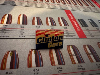 Pin Anstecker "Clinton / Gore – USA Wahlkampf 1990er – Irak Krieg"