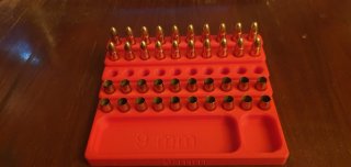 Ladebrett für 9 mm mit Fächer für Geschosse und Zündhütchen