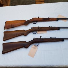 Drei Anschütz Einzellader Waffen Kal. 22lfb. und Kal. 6mm glatt