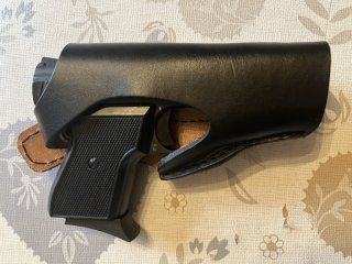 Lederholster mit Gürtelclip für kleine Pistolen - neuwertig