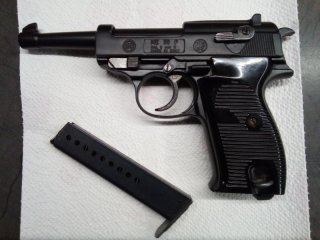 Biete eine Automatic Pistole Modell ME 38.P.KALIBER 8MM.KNALL