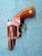 Biete einen Revolver Modell BODYGUARD.KALIBER 9MM.