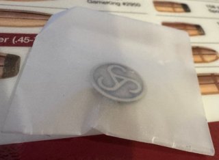 J.P. Sauer & Sohn Logo Pin – NEU in OVP